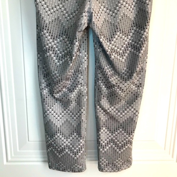 🔴 4/$15 Old Navy gray black white chevron dot print capri leggings size S EUC - Picture 6 of 8
